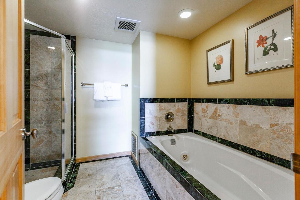 2 Bedroom Condominium Spa #204