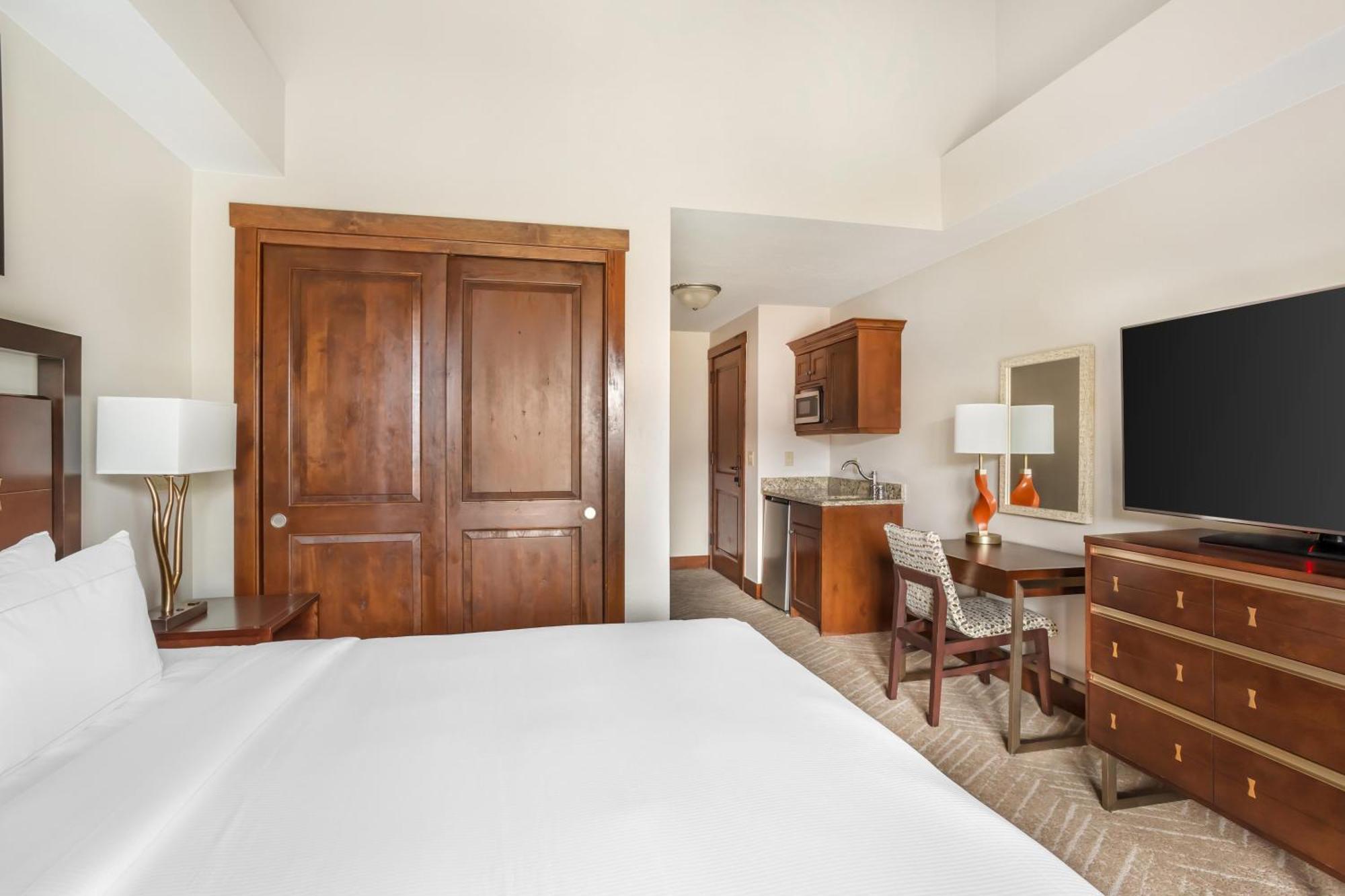 Four-Bedroom Suite Four King Beds Sofa Bed