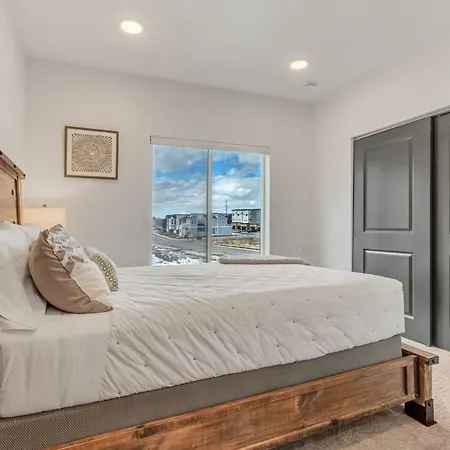 Newly Built Modern Park City Getaway L Zen By Stay-2